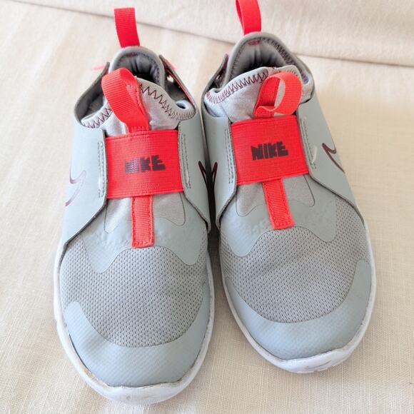 Nike Flex Runner 2 Boys Running Slip On Sneaker Gray/Red size 2 - Picture 3 of 9